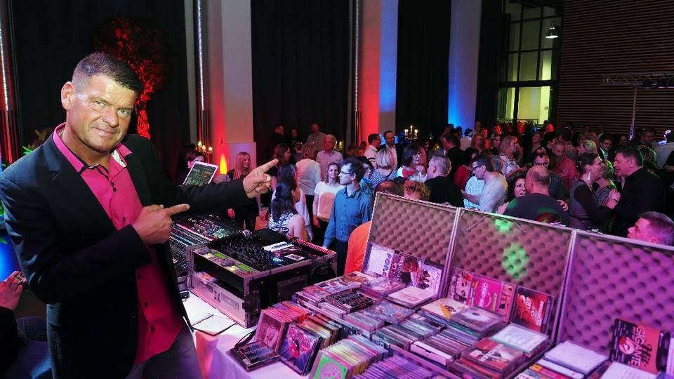 DJ Bill op het podium